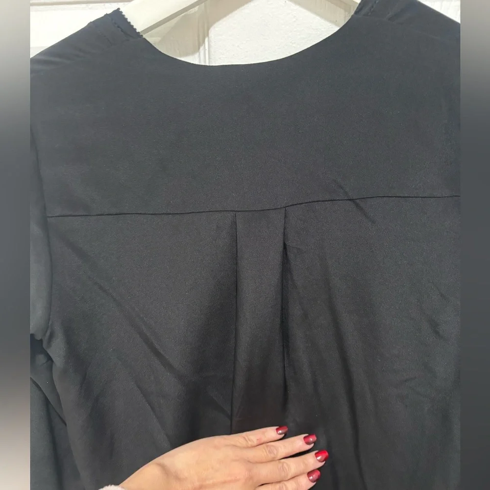 VINCE. Black Silk V-Neck, Blouse Size XS - Picture 8 of 8